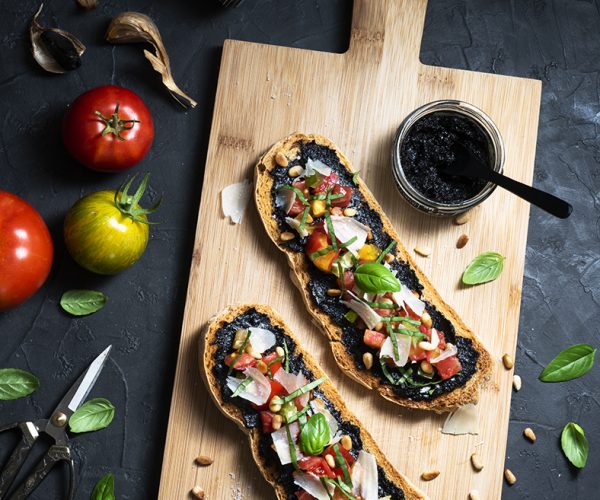 Bruschetta à l'ail noir bio