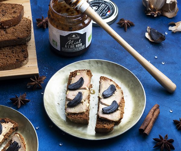 Pain d'épice au miel à l'ail noir et foie gras